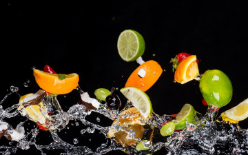 Картинка еда фрукты +ягоды вода ягоды чёрный фон