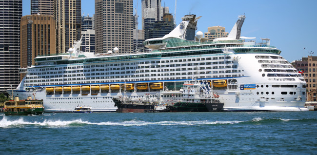 Обои картинки фото ms voyager of the seas of royal caribbean international, корабли, лайнеры, лайнер, круиз