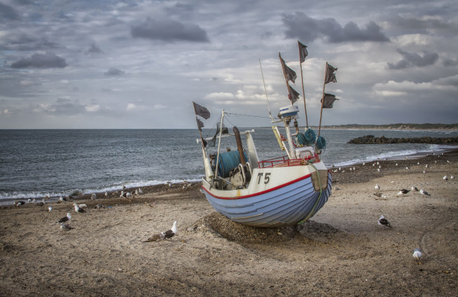 Обои картинки фото корабли, баркасы ,  буксиры, пляж, шаланда