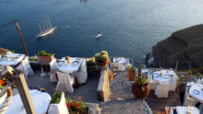 Обои картинки фото интерьер, кафе,  рестораны,  отели, терраса, сервировка, столики, залив, яхта