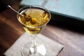 Картинка еда напитки +коктейль бокал оливки коктейль