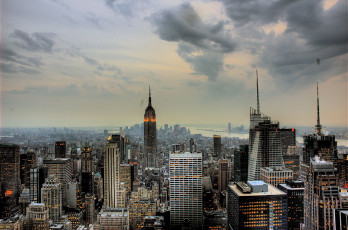 Картинка города нью-йорк+ сша огни панорама здания дома тучи небо