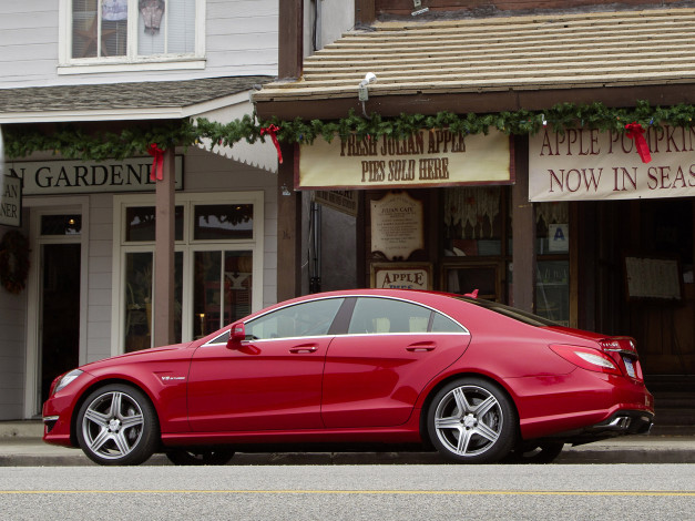 Обои картинки фото автомобили, mercedes-benz, магазины, здание, красный, cls63, мерседес