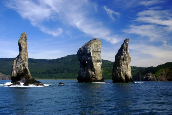 Картинка три+брата природа побережье три брата камчатка россия море берег скалы
