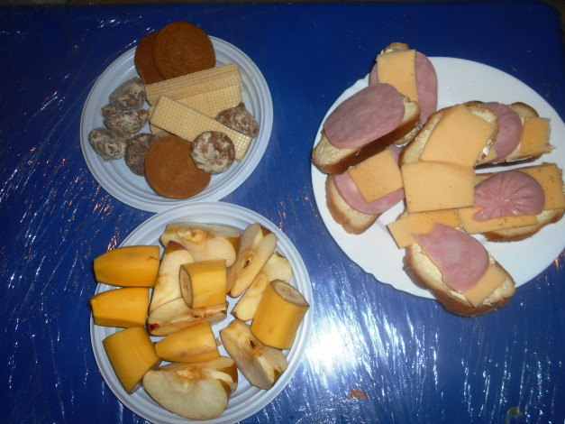 Обои картинки фото еда, бутерброды,  гамбургеры,  канапе, яблоки, бананы, печенье, вафли, хлеб, колбаса, сыр