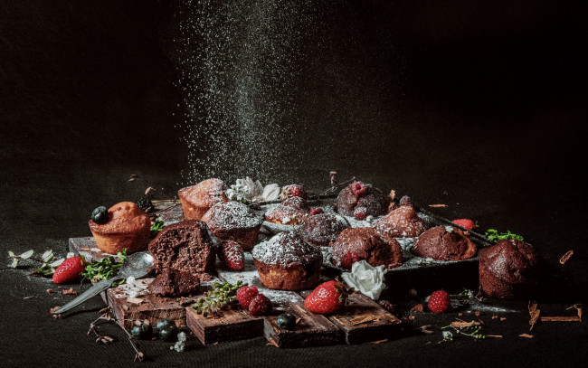 Обои картинки фото еда, пирожные,  кексы,  печенье, сахарная, пудра, кексы, выпечка, ягоды