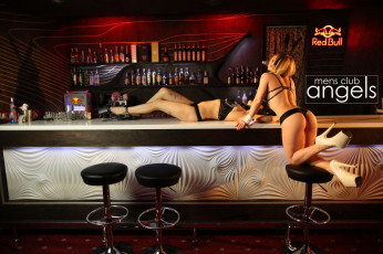 Картинка девушки -+группа+девушек белье стулья бар бутылки