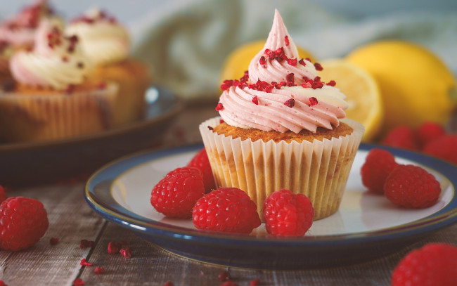 Обои картинки фото еда, пирожные,  кексы,  печенье, капкейк, кекс, малина