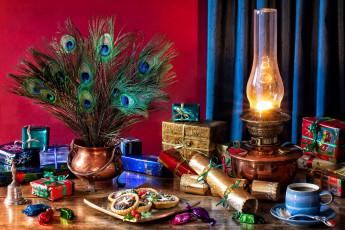Картинка еда натюрморт лампа павлиньи перья колокольчик конфеты пирожные кофе