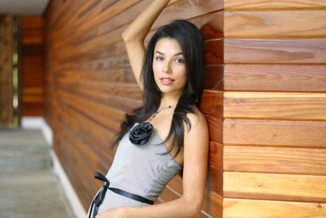 Обои картинки фото девушки, eva longoria, брюнетка, платье, дом, угол, стена