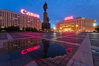 Картинка города москва+ россия калужская площадь москва вечер памятник городская лужа