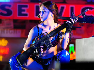 Картинка девушки melisa+mendiny+ kristina+uhrinova шатенка белье сапоги оружие