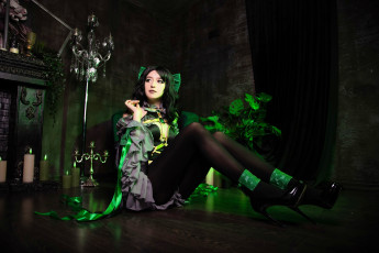 Картинка девушки momo косплей образ наряд костюм каблуки камин подсвечники цветок