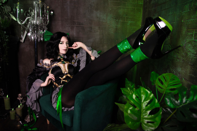 Обои картинки фото девушки, momo, косплей, образ, наряд, костюм, каблуки, свечи, подсвечники, цветок, кресло