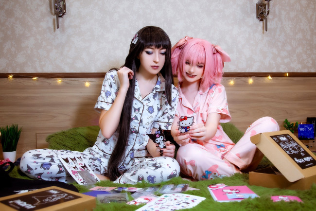 Обои картинки фото девушки, momo, подруги, косплей, пижамы, котята, коробка