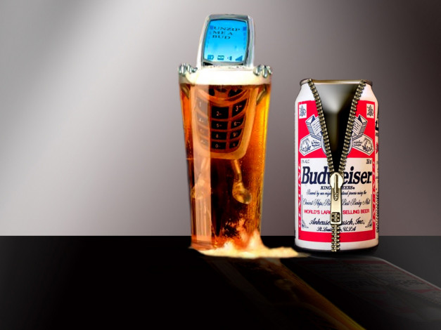Обои картинки фото бренды, budweiser, телефон, бокал, банка