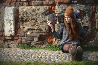 Картинка Zuzana+Smrigova девушки скейт скейтборд шапка стена