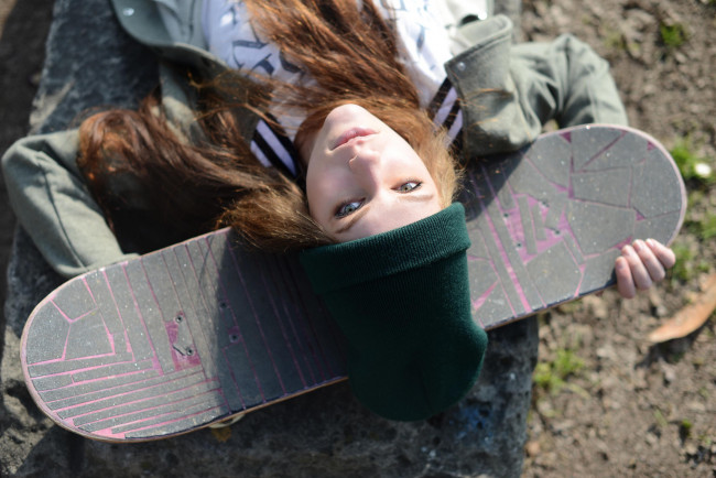 Обои картинки фото Zuzana Smrigova, девушки, скейт, скейтборд, шапка