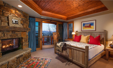 Картинка интерьер спальня кровать камин