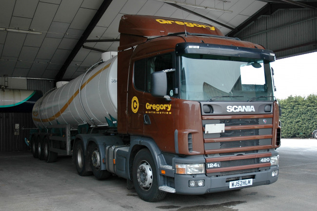 Обои картинки фото автомобили, scania , выставка, улица, тяжёлый, грузовик, седельный, тягач