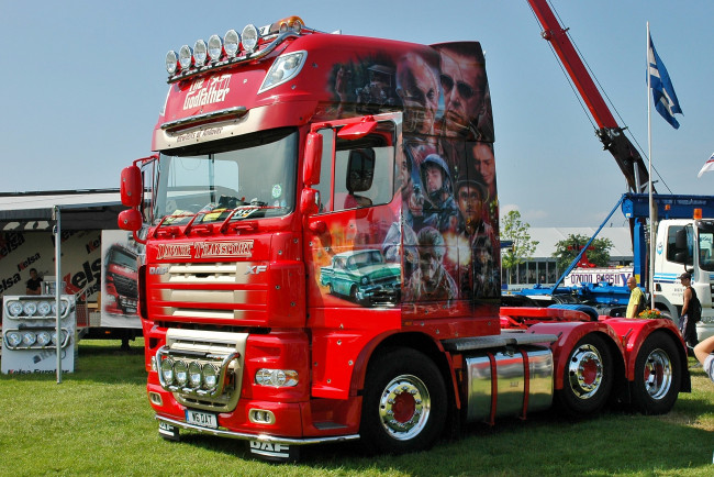 Обои картинки фото автомобили, daf , выставка, улица, тяжёлый, грузовик, седельный, тягач