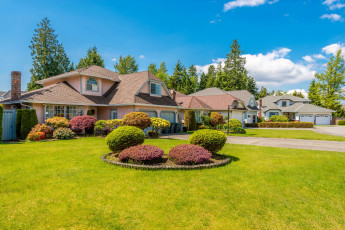 Картинка города -+здания +дома газон кусты клумбы дома особняк