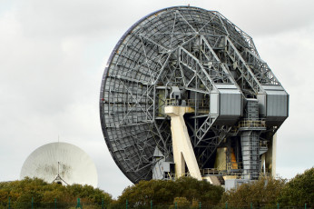 обоя космос, разное, другое, радары, антенны, изгородь, деревья