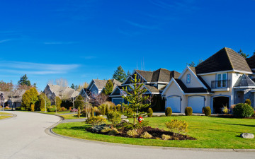 Картинка города -+улицы +площади +набережные особняки дома дорога улица солнце небо газоны