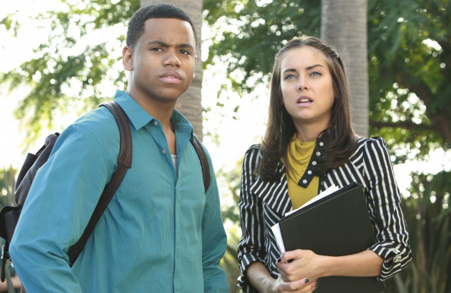 Обои картинки фото кино фильмы, 90210, папка, рюкзак, деревья, девушка, подросток, беверли, хиллс