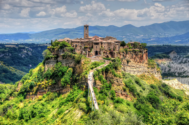 Обои картинки фото civita di bagnoregio, города, - пейзажи, холм, дорога, деревня, плато