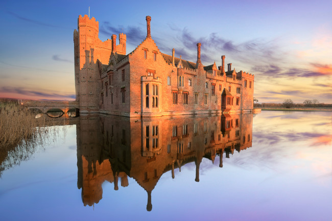 Обои картинки фото oxborough hall, города, - дворцы,  замки,  крепости, озеро, дворец