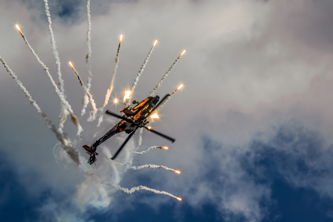 Обои картинки фото авиация, вертолёты, облака, небо, вертолёт