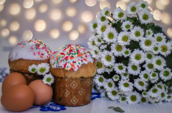 Картинка праздничные пасха яйца куличи воскресение хризантемы весна цветы