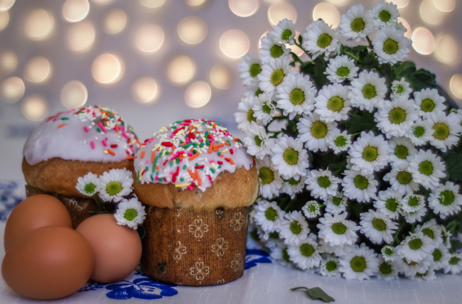 Обои картинки фото праздничные, пасха, яйца, куличи, воскресение, хризантемы, весна, цветы