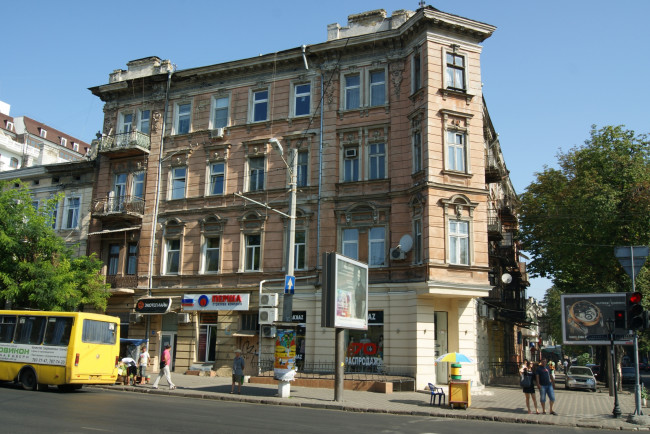 Обои картинки фото одесса,  угол большой арнаутской - екатерининской, города, одесса , украина, автомобили, пешеходы, деревья, улица, дома, небо