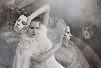 Картинка фэнтези фотоарт будильник черно-белая маски лица девушка