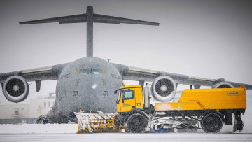 Картинка boeing+c-17+globemaster+iii авиация военно-транспортные+самолёты aircraft military военно-транспортный us air force snow аэродром снег зима