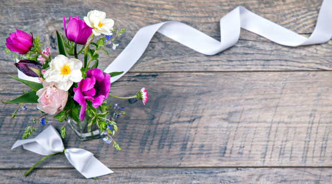 Обои картинки фото цветы, букеты,  композиции, лента, нарцисс, анемоны