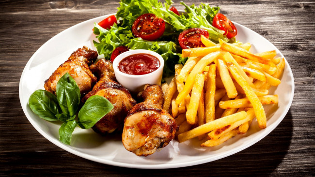 Обои картинки фото еда, мясные блюда, картофель, салат, фри, базилик, курица