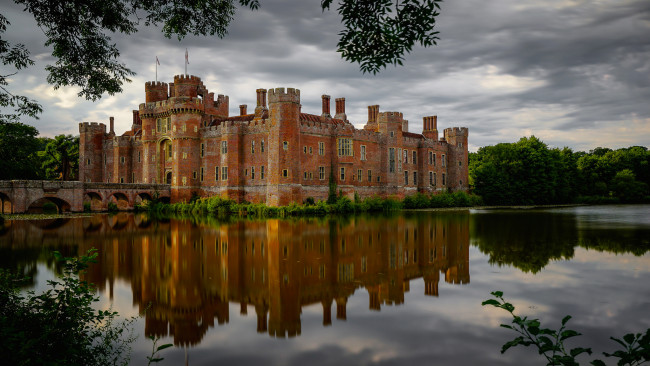Обои картинки фото herstmonceux castle, города, замки англии, простор