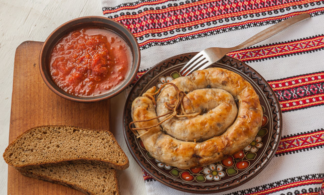 Обои картинки фото еда, колбасные изделия, соус, хлеб, колбаски