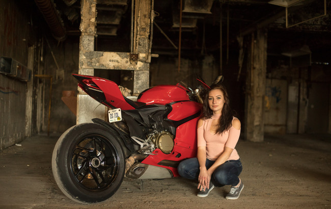 Обои картинки фото мотоциклы, мото с девушкой, девушки