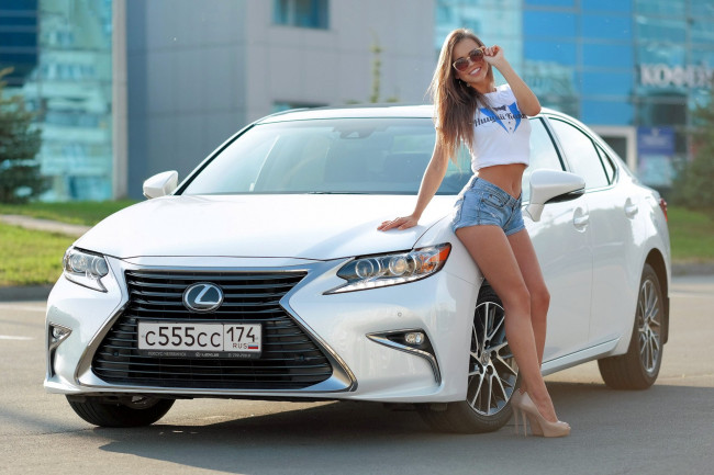 Обои картинки фото автомобили, -авто с девушками, lexus, белый, брюнетка, седан, шорты
