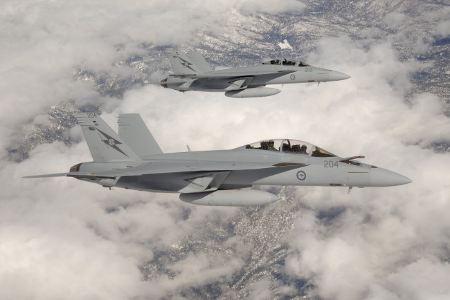 Обои картинки фото авиация, боевые самолёты, кабина, cf-18, истребитель, пилот, полет, hornet, многоцелевой, горы