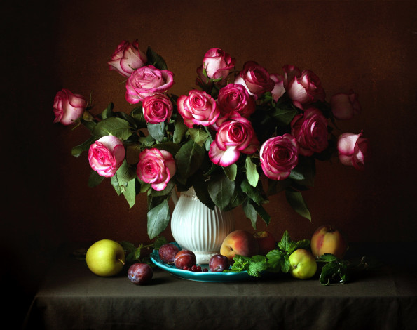Обои картинки фото еда, натюрморт, сливы, яблоки, розы
