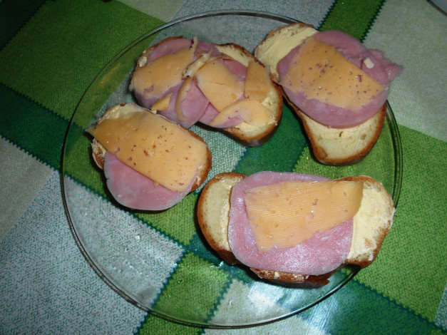 Обои картинки фото еда, бутерброды,  гамбургеры,  канапе, хлеб, колбаса, сыр, яблоки, бананы