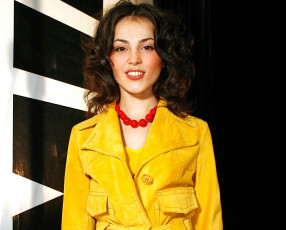 Картинка музыка сати+казанова певица шатенка плащ бусы