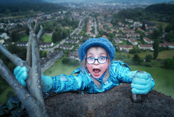 Картинка разное люди девочка берет очки перчатки дерево высота панорама