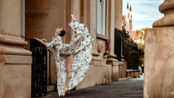 Картинка девушки -+брюнетки +шатенки платье поза брюнетка пуанты балерина