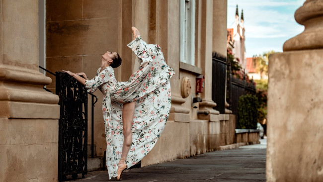 Обои картинки фото девушки, - брюнетки,  шатенки, платье, поза, брюнетка, пуанты, балерина